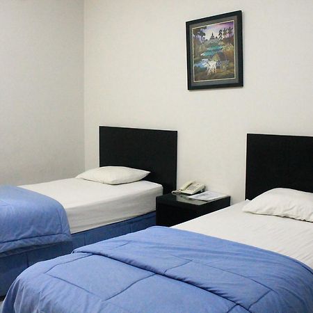 Carica Homestay Сурабая Экстерьер фото