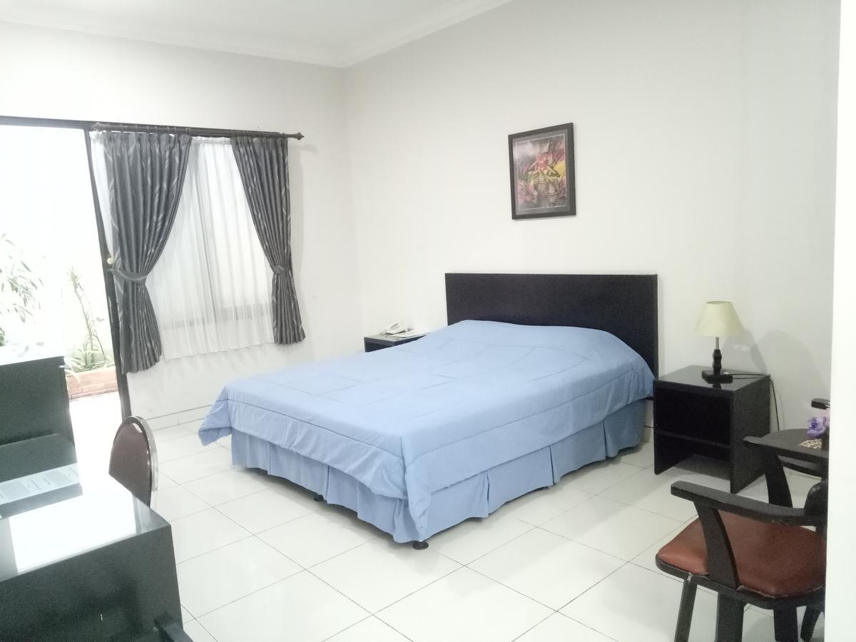 Carica Homestay Сурабая Экстерьер фото